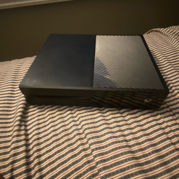 2013 Xbox One-Controller-Recharging Batteries
